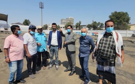 مدير عام المنصورة يدشن مشروع "تعشيب ملعب نادي أهلي عدن"