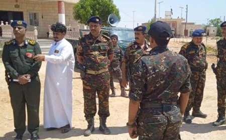 مدير الأمن والشرطة بالمهرة يزور قوات الأمن الخاصة ويهنئهم بمناسبة أعياد الثورة 