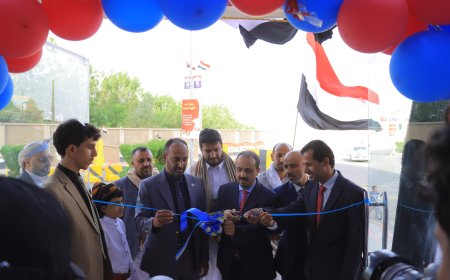 الإرياني يفتتح مكتب الخطوط الجوية اليمنية في محافظة مأرب 