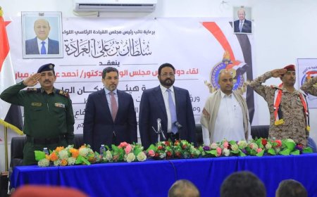 العرادة و بن_مبارك يعقدان اجتماعاً موسعاً بقيادة رئاسة الأركان العامة والمناطق والمحاور العسكرية