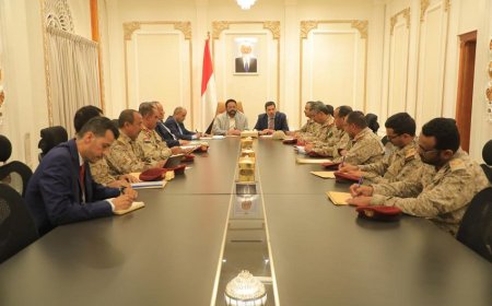 العرادة وبن مبارك يعقدان اجتماعاً عسكرياً بمأرب لمناقشة احتياجات القوات المسلحة
