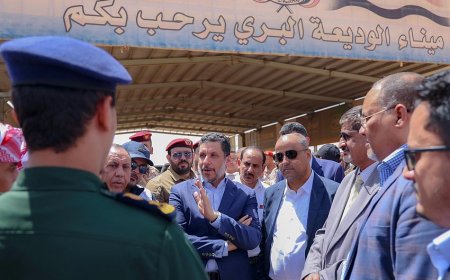 رئيس الوزراء يزور منفذ الوديعة ويطلع على إجراءات التعامل مع المسافرين