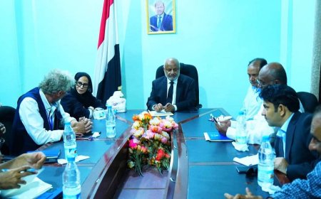 محافظ الحديدة يبحث مع نائب ممثل برنامج الغذاء العالمي تكثيف التدخلات الإنسانية بالمحافظة