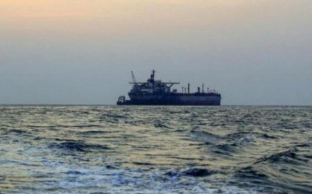 صاروخ يصيب سفينة قبالة الحديدة