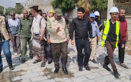 بتكلفة ( 67 ) ألف دولار..مدير عام البريقة يدشن مشروع "الرصف الحجري بمنطقة الوحدة السكنية"