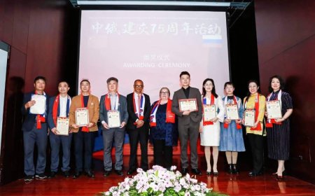 المستشار الأحمدي يشارك في معرض الفنون التشكيلية الذي أقيم في مقر الملحقية الثقافية الروسية