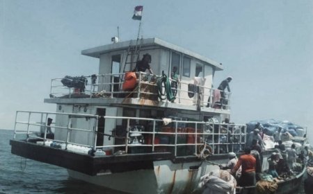 بينهم أطفال ونساء.. إنقاذ سفينة من الغرق في سقطرى على متنها 30 راكبًا 