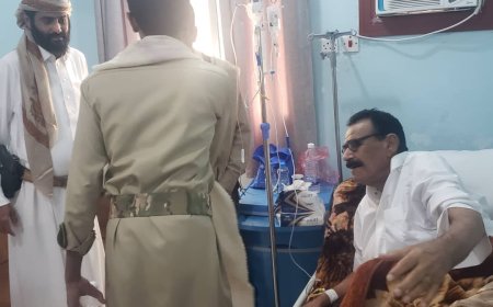القائد العام لقوات محور سبأ يقوم بزيارة الشيخ حسين السعدي للاطمئنان على صحته