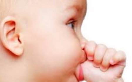 تعرف على مخاطر عادة  مص الطفل لإصبعه