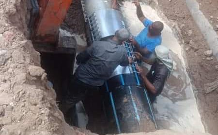 مؤسسة المياه عدن تنهي أعمال اصلاح كسر بخط المياه بالقرب من محمية انماء