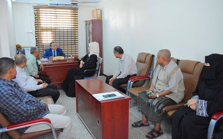 رئيس جامعة عدن يطلع على سير العملية التعليمية والأكاديمية بكلية الإعلام