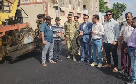 برعاية وزير الدولة - محافظ العاصمة عدن - أحمد حامد لملس..مدير عام المنصورة يدشن أعمال الأسفلت في شارع الحريش - تقاطع كورنيش المرشدي
