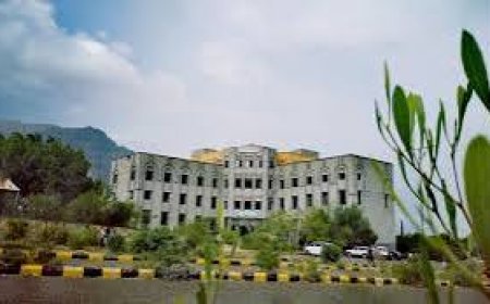 طلاب التعليم المستمر بجامعة تعز يتظاهرون للمطالبة بإلغاء قرارات وزارة التعليم العالي