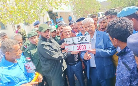 محافظ لحج يدشن ترقيم السيارات باللوحات المعدنية للإصدار الجديد