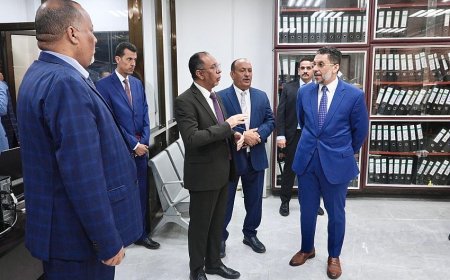 رئيس الوزراء يزور وزارة الصناعة والتجارة ويوجه بالاستمرار في تبسيط إجراءاتها وخدماتها المقدمة للقطاع الخاص