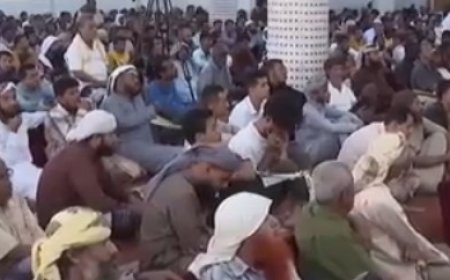 خطيب مسجد الشوكاني بالشيخ عثمان يدعو الناس إلى مساعدة الحكومة في استقرار الأمن بعدن 