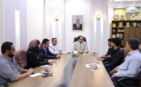 الوزير البكري يستقبل الفنان الموهوب هشام اليمني ويثني على موهبته الغنائية