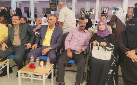 بمناسبة الذكرى ( 61 ) لثورة ( 14 ) أكتوبر المجيدة..وكيل عدن "مبجر" ومدير عام المنصورة يحضران الحفل الفني والتكريمي ويفتتحون مشغل الخياطة بمجمع خديجة بنت خويلد التعليمي للبنات