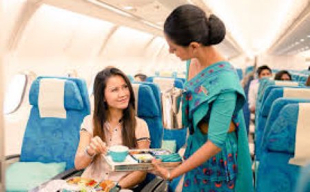 التحقيق مع طيار غضب من مساعدته فحبسها في مرحاض الطائرة