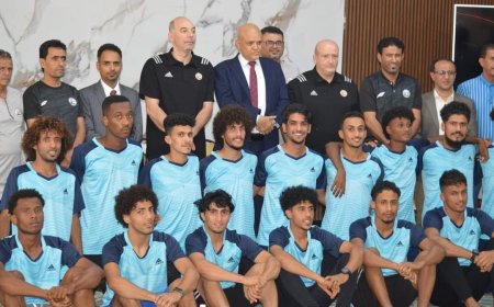 محافظ تعز يزور المنتخب الوطني الأول لكرة القدم