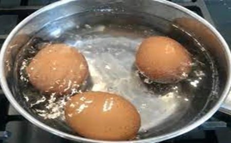 ماذا يحدث عند إضافة القليل من الملح إلى البيض أثناء السلق؟.. مفأجاة