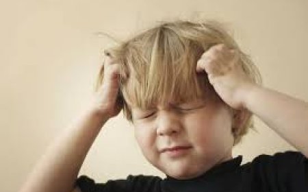 لماذا يضرب طفلي رأسه؟ الأسباب، الحلول، والنصائح الطبية