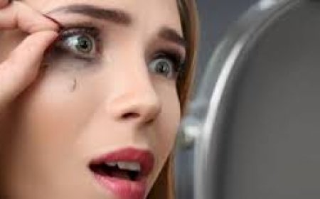 رموشكِ تتساقط؟ اكتشفي الأسباب والحلول الفعالة لاستعادة جمال عينيكِ