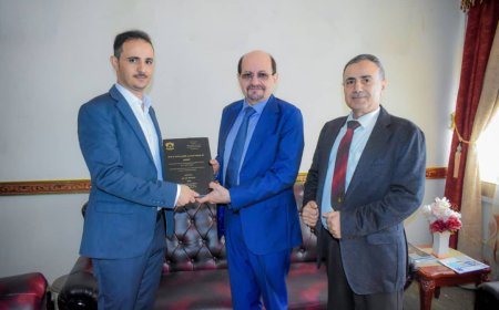 الباحث عبدالله الخضر لصور يهدي وزير الخارجية نسخة من رسالة الماجستير