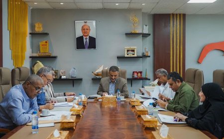 محافظ عدن يناقش آليات تطوير صندوق النظافة والتحسين ويقر عددًا من المناقصات