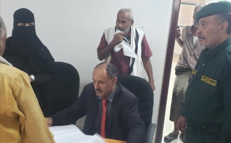 مسؤول حكومي يفاجئ قسم شرطة بعدن بزيارة مفاجئة لتفقد أحوال السجناء