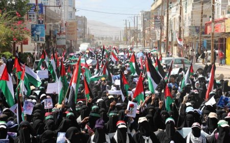 مسيرة نسائية بمأرب تندد بأستمرار جرائم الاحتلال الإسرائيلي الوحشية بقطاع غزة