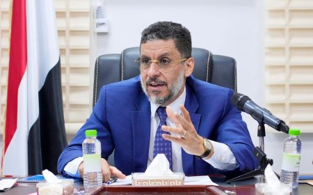 صحافي: رئيس الوزراء يدافع عن فشله بأمور لا علاقة لها بالواقع