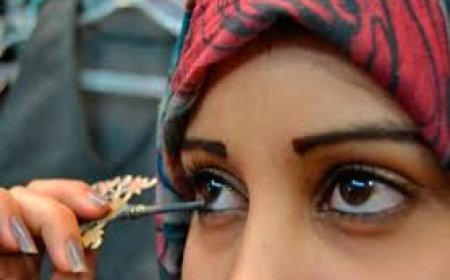 مشكلة دمع العين أثناء وضع المكياج: حلول فعالة لتثبيت الكحل