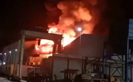 بالفيديو.. حريق في ميناء المكلا يبتلع المخازن  وتخوف من وصوله لخزانات النفط والغاز