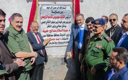وزير النقل ومحافظ عدن يفتتحان مشروع بوابة وجولة مطار عدن الدولي