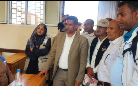 وفد دولي يزور مدرسة الأنوار بمخيم الحجب بمقبنة ويبحث واقع التعليم