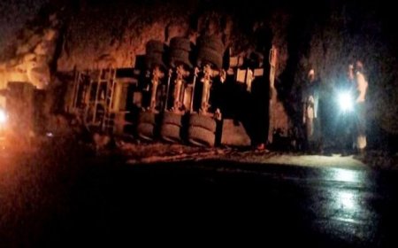 انقلاب قاطرة تحمل "مازوت" في تريم ووفاة السائق واصابة مرافقه