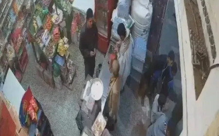 بالفيديو جريمة مروعة تهز اليمن.. شاب يقتل شقيقه في محل تجاري والسبب 200 ريال يمني