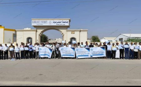 وقفات احتجاجية لنقابة التدريس بجامعة حضرموت مطالبين بتحسين أوضاع المعيشة
