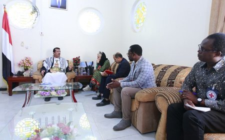 وكيل محافظة مأرب يناقش خطة التدخلات الانسانية للصليب الأحمر بمأرب للعام المقبل