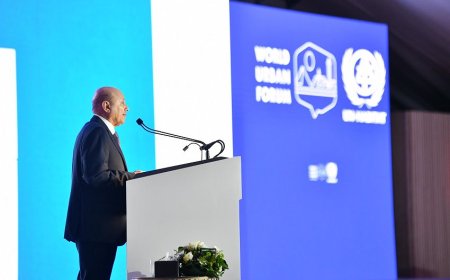 رئيس مجلس القيادة يؤكد مضي الدولة في التغلب على ظروف الحرب ويشيد بالنهضة العمرانية المصرية