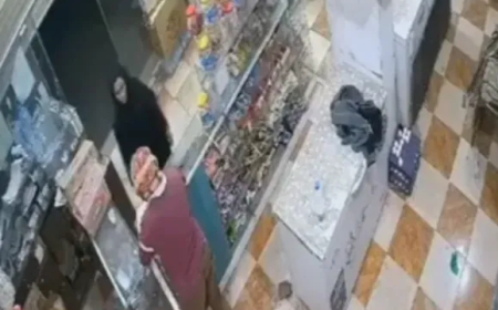 حتى جن اليمن مجانين!!.. جنية على هيئة امرأة تُرعب صاحب بقالة في صنعاء وتطلب منه أمرًا عجيبًا (فيديو)