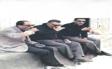 صورة من عام 1964.. الرئيسان عبدالناصر والسادات وعامر يشربون الشاي في مقهاية العم مدهش بتعز