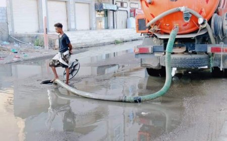 بدأ أعمال رفع مياه الصرف الصحي في البريقة عقب طفحها جراء نفاذ الوقود 