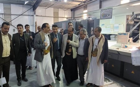 الحوثي يفرض مقرراً دراسياً يعطي القداسة  لزعيمه .. ( صور )