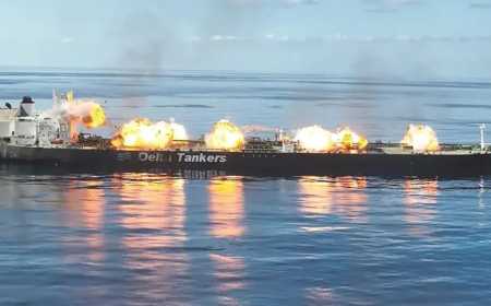 بعد تفجيرها في البحر الأحمر.. تفريغ سفينة نفط في السويس قبل حلول الكارثة البيئية