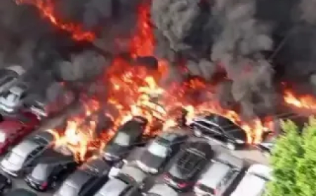 وكأنه فيلم أكشن.. حريق هائل يلتهم عشرات السيارات وسط بيروت (فيديو)