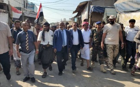 محافظ الحديدة يفتتح مشروع رصف وتوسعة شارع الشهداء في مدينة الخوخة