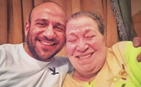 ودعها دون ضجيج إعلامي لكن مستخدمي مواقع التوصل الاجتماعي لهم رأي آخر..  صور من حياة والدة أحمد مكي (ابتسامة لا تغيب)