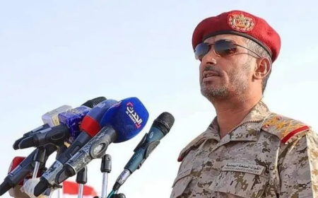 ليته سكت!!.. رئيس هيئة الأركان بن عزيز يدين اغتيال ضابطين سعوديين في حضرموت